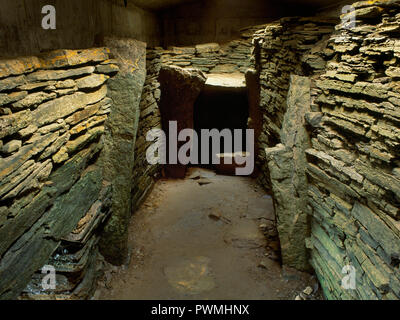 Innenansicht von S Ende Isbister Neolithischen chambered Cairn, Orkney, Schottland, Großbritannien, zeigen zwei Paar aufrechte Platten aufteilen Kammer in Ställen. Stockfoto