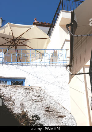 Blick von der Straße; Neorio Stadt auf Poros Island, Griechenland Stockfoto