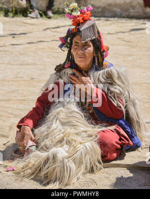 Arische (Brogpa) Frau in Tracht, Biama Dorf, Ladakh, Indien Stockfoto