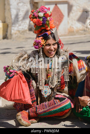 Arische (Brogpa) Frau in Tracht, Biama Dorf, Ladakh, Indien Stockfoto