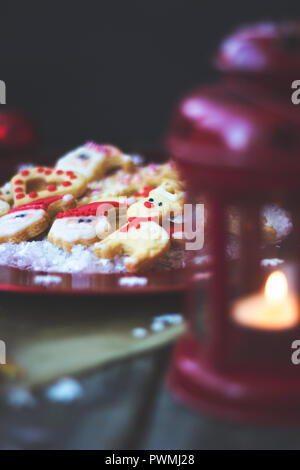 Royal Zuckerglasur dekoriert Weihnachtsplätzchen auf hölzernen Hintergrund Stockfoto