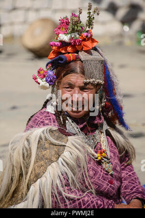 Arische (Brogpa) Frau in Tracht, Biama Dorf, Ladakh, Indien Stockfoto