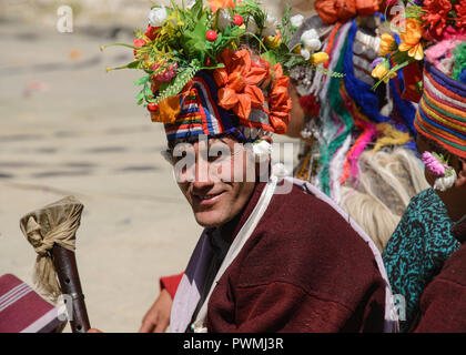 Arische (Brogpa) Männer in Tracht, Biama Dorf, Ladakh, Indien Stockfoto