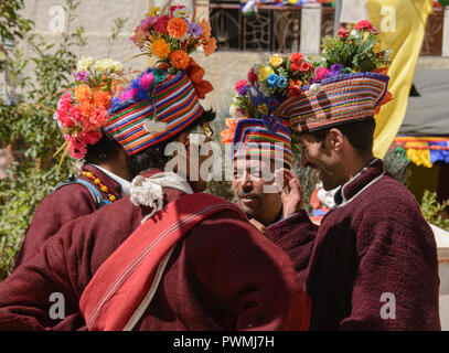 Arische (Brogpa) Männer in Tracht, Biama Dorf, Ladakh, Indien Stockfoto