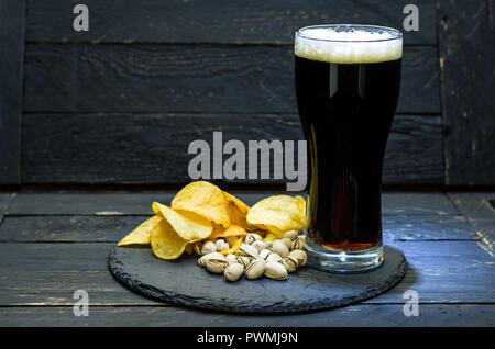 Bier Snack und ein Glas Bier. Bier und Schaum. Licht auf dem Bier. Stockfoto