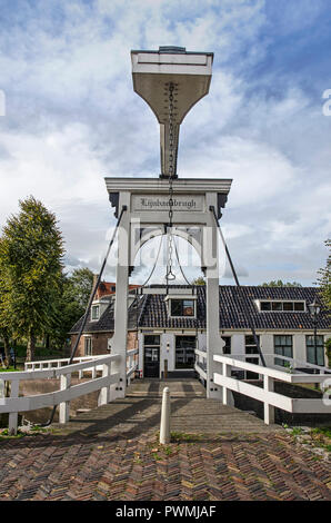 Lemmer, Niederlande, 7. Oktober 2018: Blick entlang der Länge einer schmalen weißen Holz- Fußgängerzone Zugbrücke über einen Kanal in der Old Twon Stockfoto