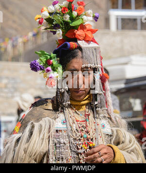 Arische (Brogpa) Frau in Tracht, Biama Dorf, Ladakh, Indien Stockfoto