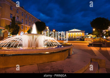 Vilnius Town Hall Square, Aussicht bei Nacht auf den Rathausplatz (Rotuses aikste) im Zentrum der Altstadt von Vilnius, Litauen. Stockfoto