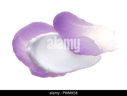 Weiß und leicht violetten Schlieren von kosmetischen Creme auf weißem Hintergrund. Zweifarbige Abstrich Creme foundation Textur isoliert Stockfoto