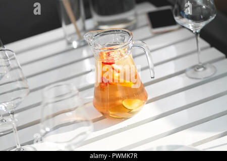 Sangria in der Karaffe. Frische Getränk auf direktem Sonnenlicht Stockfoto