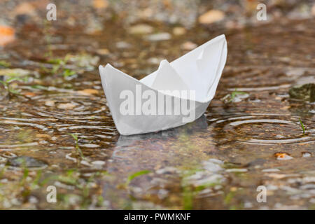 Papier Boot in der Pfütze nach schweren tropischen Regen in der Regenzeit Regenzeit in Philippinen Asien Stockfoto