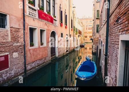 Venedig, Italien, 22. August 2018: Traditionelle Canal Street mit Booten in Venedig, Italien. Stockfoto