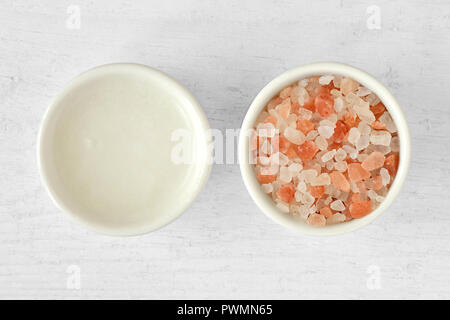 Hausgemachte Face Scrub aus Himalaya Pink salt und Kokos Öl auf Holz- Hintergrund Stockfoto