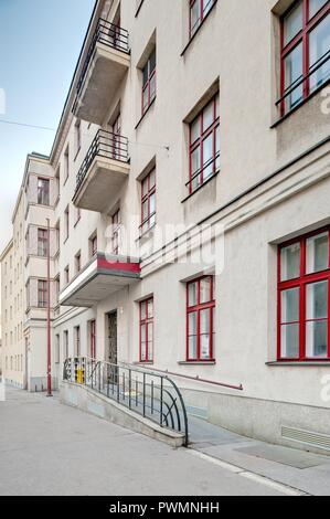 Wien, Gemeindebau des "Roten Wien" - Wien, Rat Tenement Blocks, 'roten Wien', ehemalige Telefonvermittlungszentrale Loeschenkohlgasse 25. Stockfoto