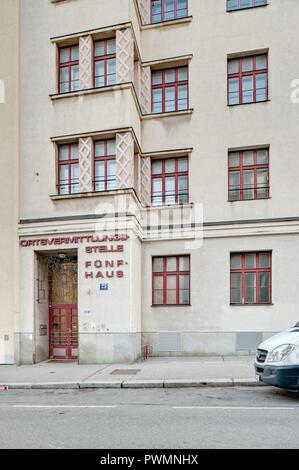 Wien, Gemeindebau des "Roten Wien" - Wien, Rat Tenement Blocks, 'roten Wien', ehemalige Telefonvermittlungszentrale Loeschenkohlgasse 25. Stockfoto
