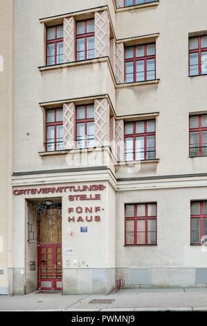 Wien, Gemeindebau des "Roten Wien" - Wien, Rat Tenement Blocks, 'roten Wien', ehemalige Telefonvermittlungszentrale Loeschenkohlgasse 25. Stockfoto