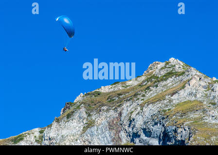 Frankreich, Pyrenäen Nationalpark, Hautes-Pyrenees, an der Straße von Tourmalet, Gleitschirm Stockfoto