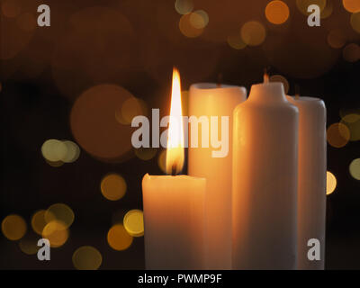 Advent Kerze auf ein verschwommenes Bild Hintergrund, eine Kerze brennt, Weihnachten Hintergrund Stockfoto
