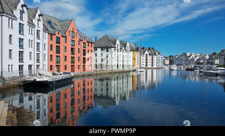 Blick auf den berühmten blauen Kanal gesäumt mit im Stil der Art Nouveau Architektur Gebäude, eine Skandinavische malerische Stadt, Alesund, Norwegen Stockfoto