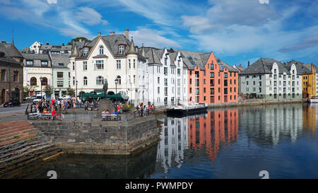 Blick auf den berühmten blauen Kanal gesäumt mit im Stil der Art Nouveau Architektur Gebäude, eine Skandinavische malerische Stadt, Alesund, Norwegen Stockfoto