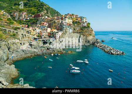 Manarola, Italien - 06 August 2018: Manarola ist eine schöne kleine Stadt in der Provinz von La Spezia, Ligurien, im Norden von Italien und einer der fünf Cinqu Stockfoto