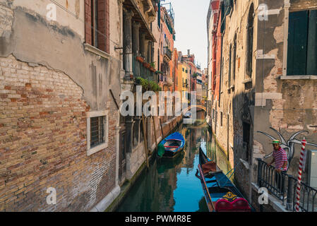 Venedig, Italien, 22. August 2018: Traditionelle Canal Street mit Gondel in Venedig, Italien. Stockfoto