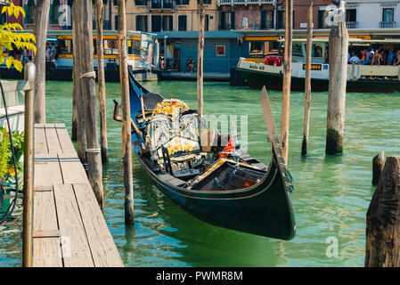 Venedig, Italien, 22. August 2018: die Gondel auf Canal Grande in Venedig, Italien. Stockfoto