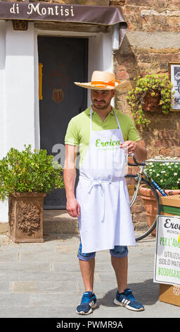 Einkehr in Montisi für Radfahrer, die sich an der Eroica Montalcino, Siena, Toskana, Italien im Mai Stockfoto