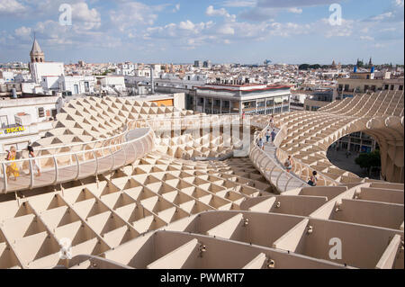 Spanien, Sevilla: Metropol Parasol ist eine Holzkonstruktion im La Plaza de la Encarnación entfernt, in der Altstadt von Sevilla, Spanien. Es wurde von der G Stockfoto