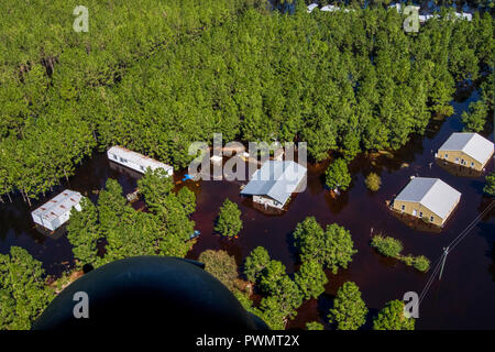 Hochwasser verschlingen einen Bauernhof und Gebäude entlang der Cape Fear River im Gefolge des Hurrikans Florenz, die große Teile der Ostküste September 19, 2018 in Bladen County, North Carolina überflutet. Stockfoto