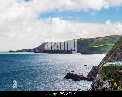 Blick von der Küste weg von tresaith an der walisischen Küste in Ceredigion. Stockfoto