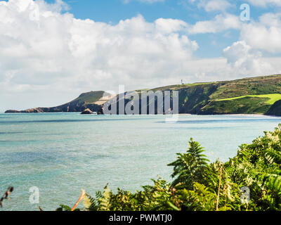 Blick von der Küste weg in Richtung tresaith an der walisischen Küste in Ceredigion. Stockfoto