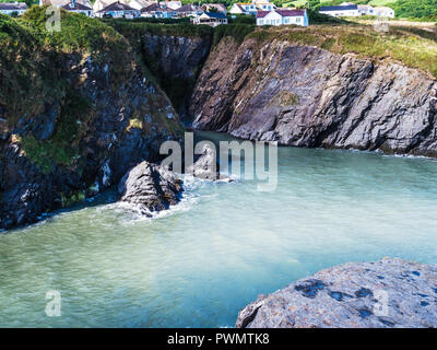 Blick von der Küste weg an der walisischen Küste in Ceredigion. Stockfoto