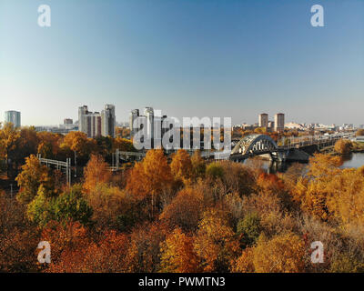 Blick von oben auf die Stadt Chimki und Eisenbahnbrücke im Herbst, Russland Stockfoto