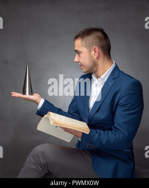 Stattliche erfolgreicher Geschäftsmann in blauen Anzug sitzen und Ausdrücke Stockfoto