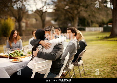 Gruppe von Freunden sind, die zusammen im Park lachen. Stockfoto