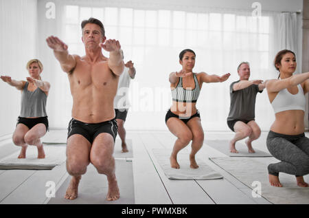 Gruppe von Menschen während einer Yogastunde. Stockfoto