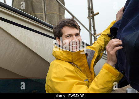 Fischer auf einem Boot, indem Sie einen Hummer trap. Stockfoto