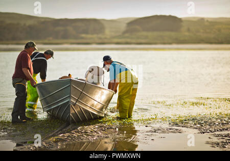 Vorbereitung der Gruppe der Fischer in Ihr Boot zu gehen. Stockfoto