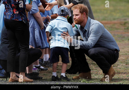 Der Herzog von Sussex spricht mit Luke Vincent, 5, nach Ankunft am Flughafen von Sydney, Australien, am zweiten Tag der Tour ist das königliche Paar in das Land. Stockfoto