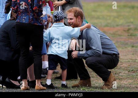 Der Herzog von Sussex spricht mit Luke Vincent, 5, nach Ankunft am Flughafen von Sydney, Australien, am zweiten Tag Ihrer Tour in das Land. Stockfoto