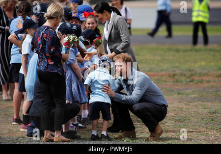 Der Herzog von Sussex spricht mit Luke Vincent, 5, nach Ankunft am Flughafen von Sydney, Australien, am zweiten Tag der Tour ist das königliche Paar in das Land. Stockfoto