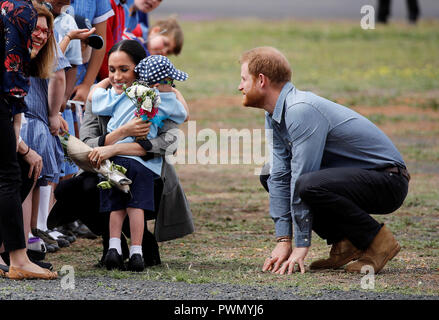 Der Herzog von Sussex beobachtet, wie seine Frau, die Herzogin von Sussex spricht mit Luke Vincent, 5, nach Ankunft am Flughafen von Sydney, Australien, am zweiten Tag Ihrer Tour in das Land. Stockfoto