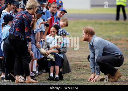 Der Herzog von Sussex beobachtet, wie seine Frau, die Herzogin von Sussex spricht mit Luke Vincent, 5, nach Ankunft am Flughafen von Sydney, Australien, am zweiten Tag Ihrer Tour in das Land. Stockfoto