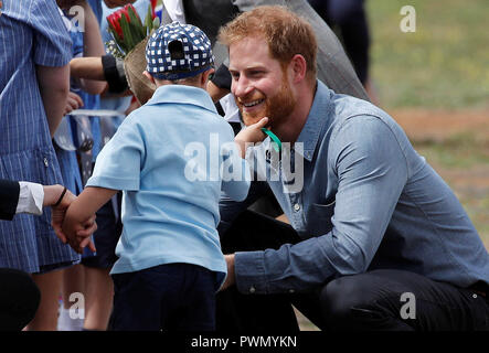 Der Herzog von Sussex spricht mit Luke Vincent, 5, nach Ankunft am Flughafen von Sydney, Australien, am zweiten Tag der Tour ist das königliche Paar in das Land. Stockfoto