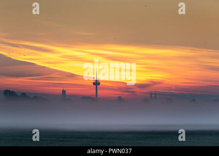 Die Kölner Fernsehturm und Skyline bei Sonnenaufgang Stockfoto