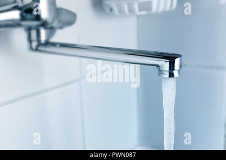 Läuft Wasser aus dem Hahn in der Küche. Stockfoto