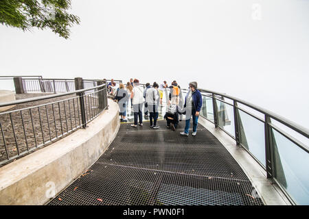 Juli, 2018 - Madeira, Portugal. Das Cabo Girao Skywalk - die höchste Klippe Skywalk in Europa, der sich an der Oberseite des Cabo Girao Klippe auf der Insel Madeira Stockfoto