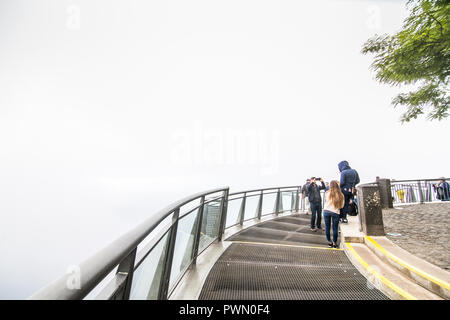 Juli, 2018 - Madeira, Portugal. Das Cabo Girao Skywalk - die höchste Klippe Skywalk in Europa, der sich an der Oberseite des Cabo Girao Klippe auf der Insel Madeira Stockfoto