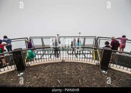 Juli, 2018 - Madeira, Portugal. Das Cabo Girao Skywalk - die höchste Klippe Skywalk in Europa, der sich an der Oberseite des Cabo Girao Klippe auf der Insel Madeira Stockfoto